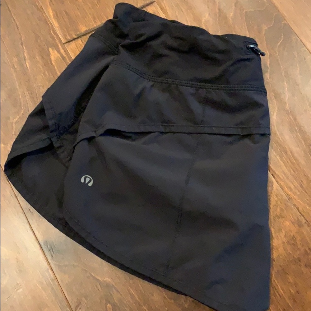 black lululemon shorts